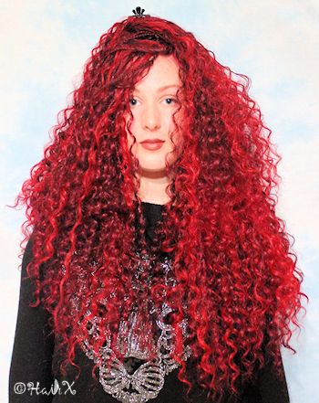 Junge,hübsche Frau mit lockigen, roten Open Braids aus Thermofiberhaar Magic Style Heat